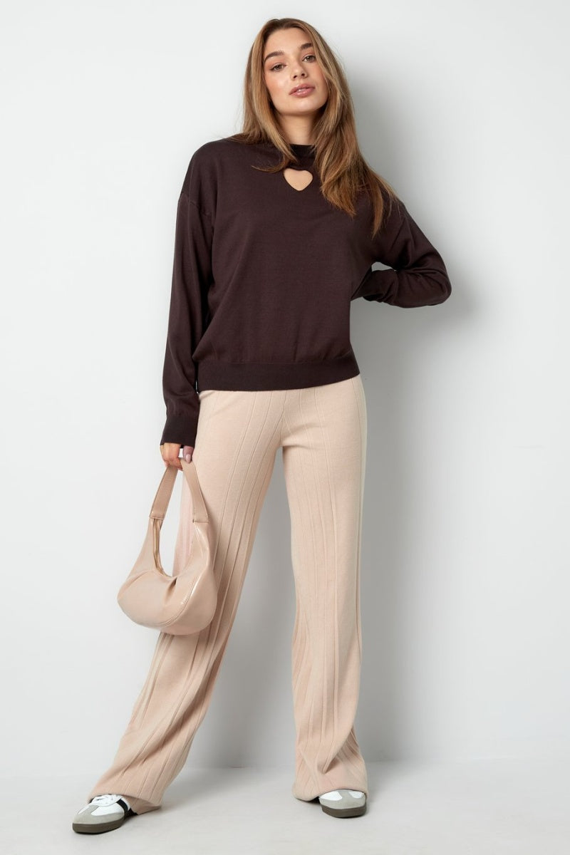 Maglione marrone con cuore traforato