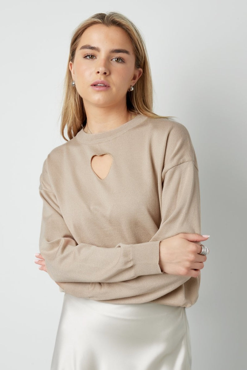Maglione color caffelatte con cuore traforato
