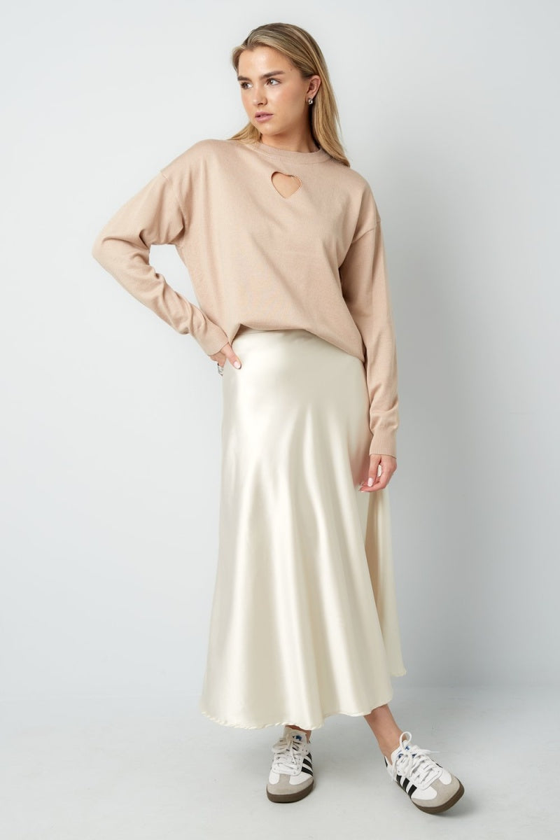 Maglione color caffelatte con cuore traforato