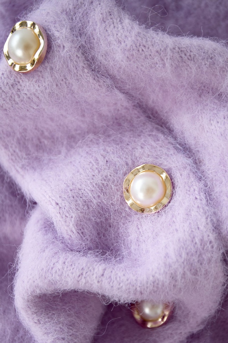 Golfino lilla con bottoni perla