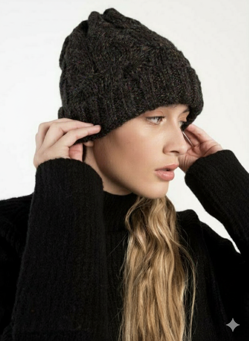 Cappello in maglia con fili colorati