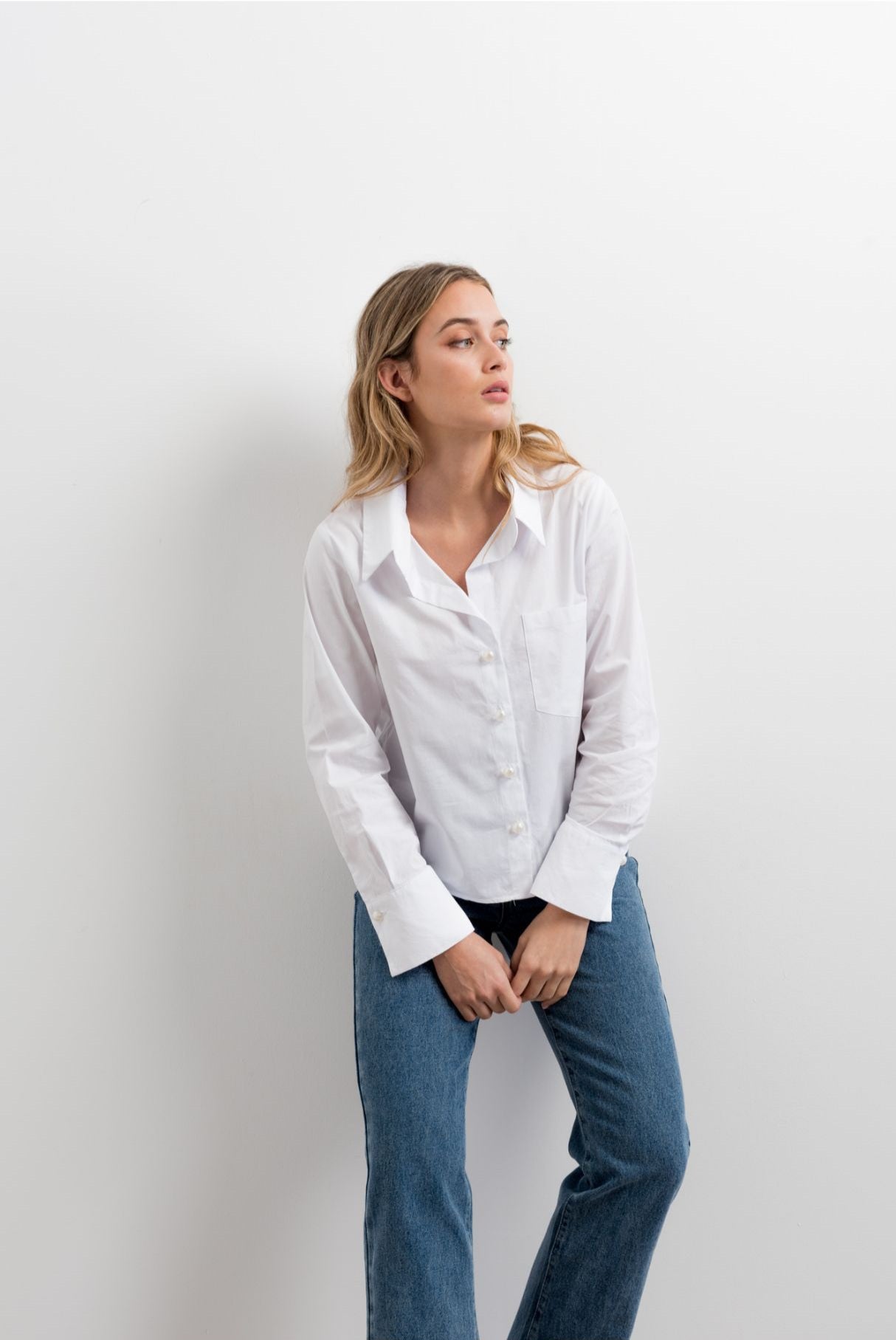 Camicia con bottoni perla e tasca sul petto