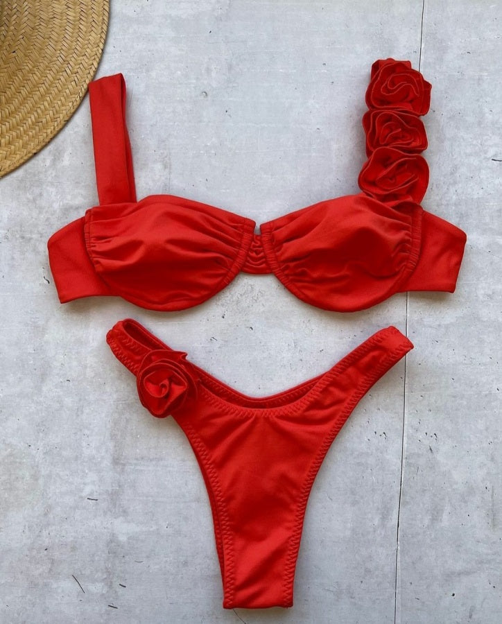 Bikini rosso con rose