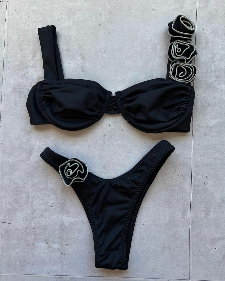 Bikini nero con rose