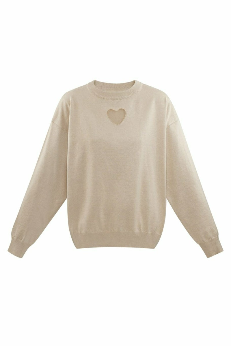 Maglione color caffelatte con cuore traforato