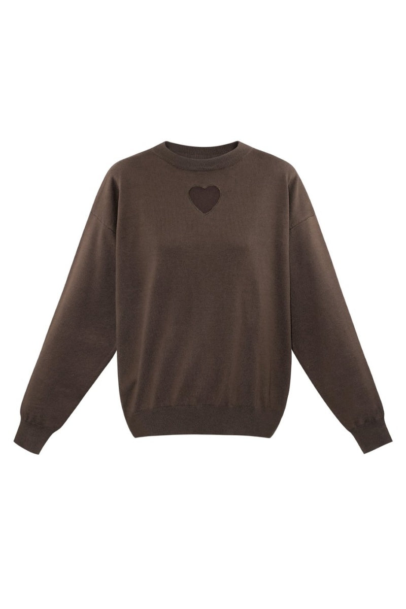 Maglione marrone con cuore traforato