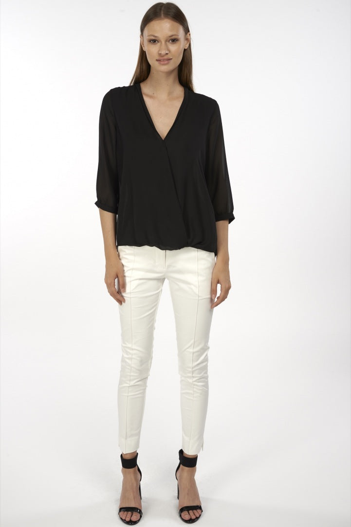 Blusa nera con buco a incrocio