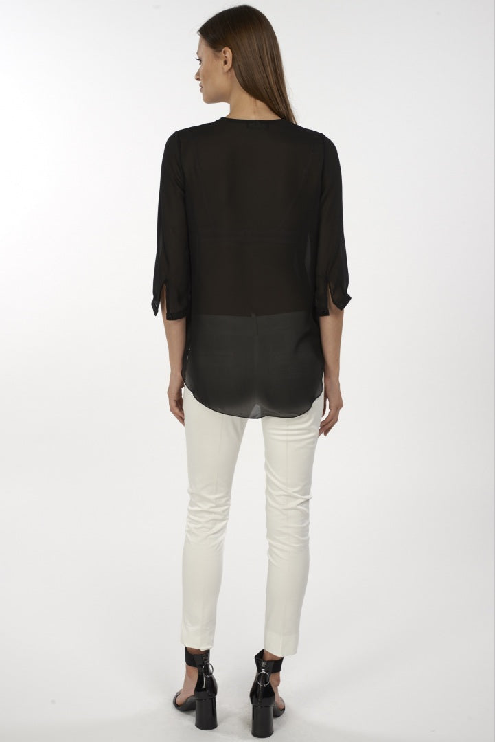 Blusa nera con buco a incrocio