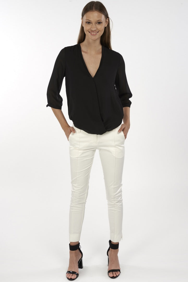 Blusa nera con buco a incrocio