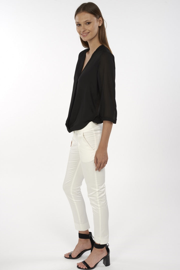 Blusa nera con buco a incrocio