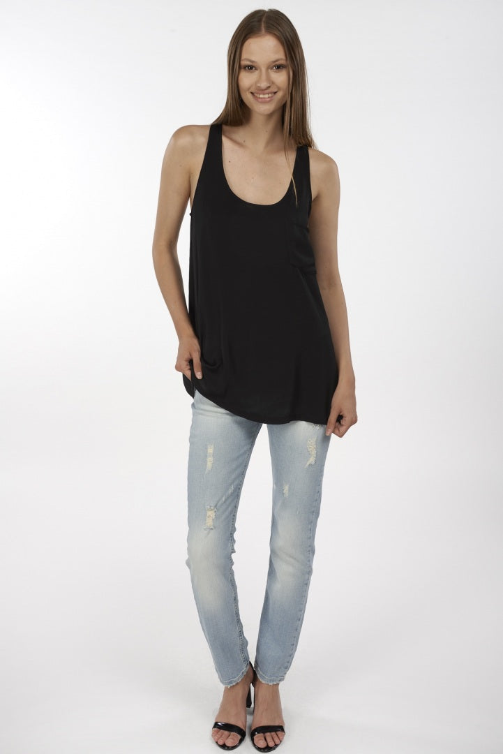 Canotta nera con taschino sul petto