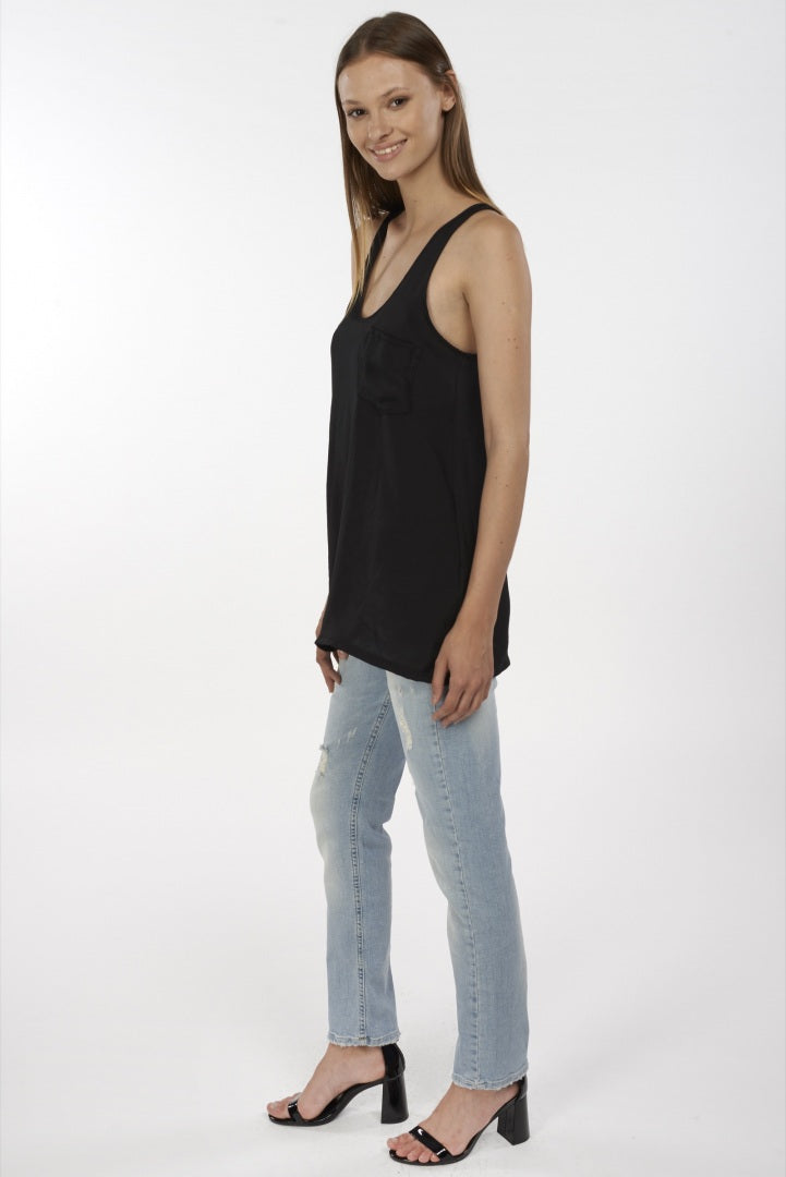 Canotta nera con taschino sul petto