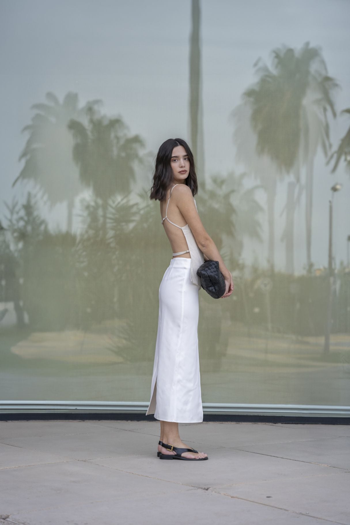 Gonna longuette in tessuto tecnico con spacco davanti e dietro