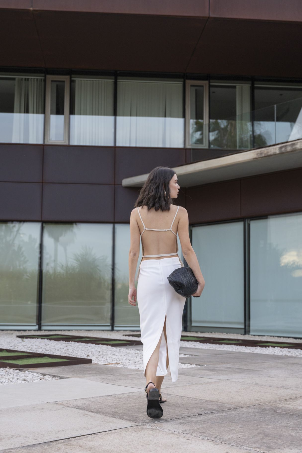 Gonna longuette in tessuto tecnico con spacco davanti e dietro