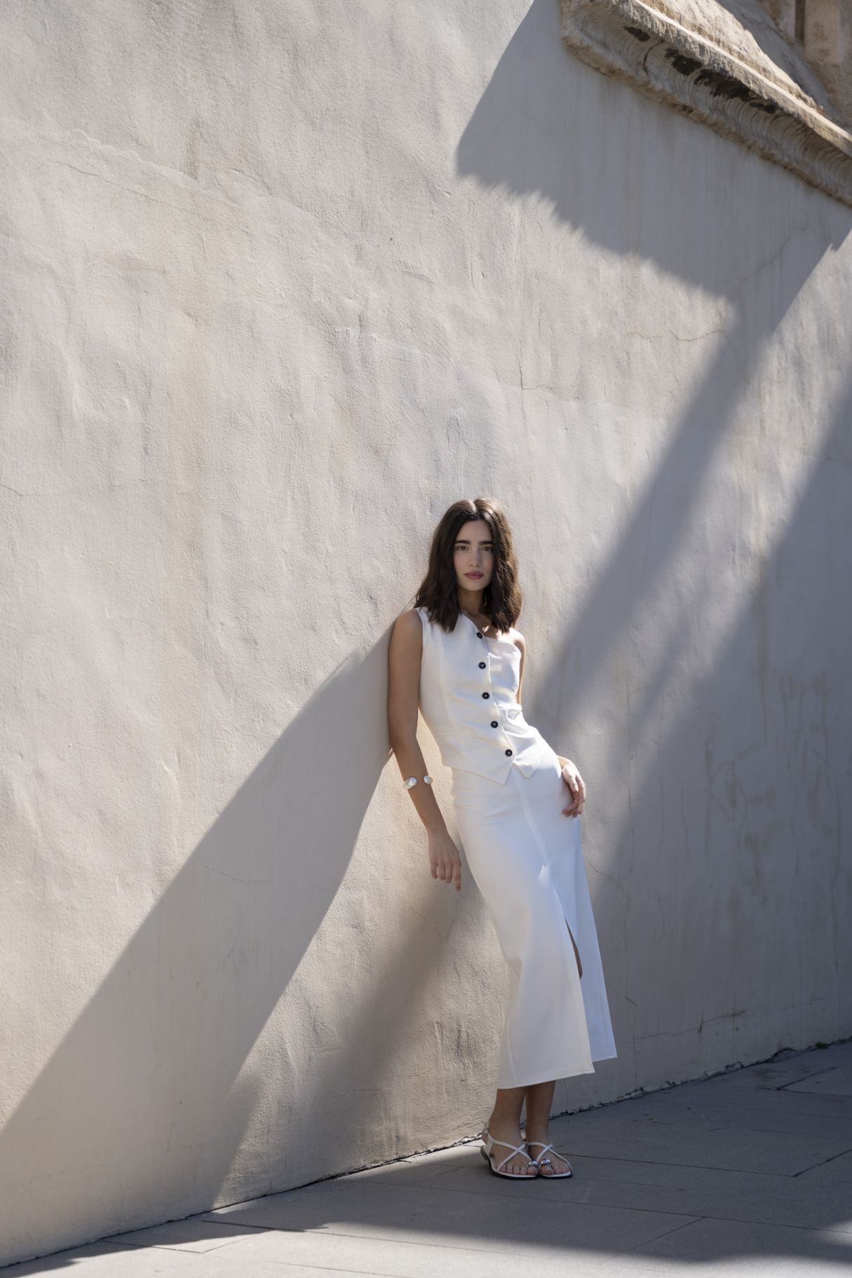 Gonna longuette in tessuto tecnico con spacco davanti e dietro