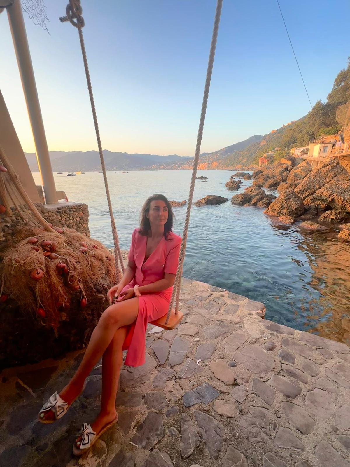 Gonna longuette in tessuto tecnico con spacco laterale